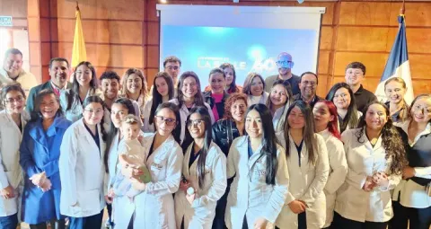 Nuestros estudiantes con sus familias se comprometieron a cumplir con cada una de las normas de la rotación en Clínica.