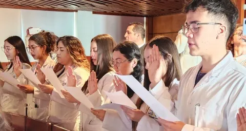 Yo me comprometo... Al unísono, los estudiantes se VII semestre formalizaron en la Ceremonia de la Luz su compromiso por los otros: por sus futuros pacientes.