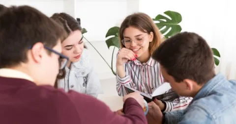 Jóvenes estudiando juntos
