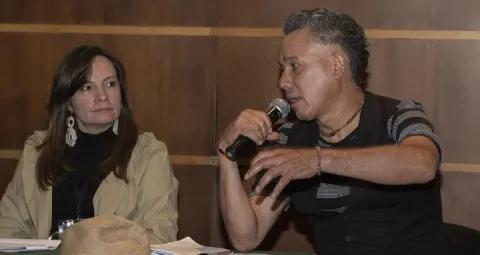 Dos personas hablando con un microfono