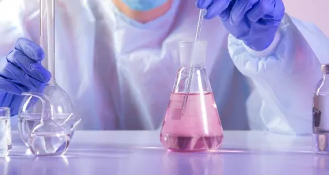 Realizando análisis en laboratorio