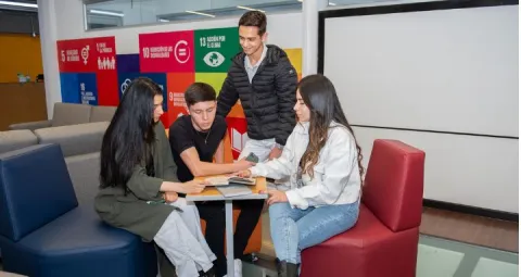Estudiantes en biblioteca