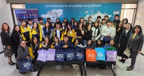 Al rededor de 30 estudiantes de varios colegios de Bogotá D.C., asistieron a nuestra Universidad para empezar su Servicio Social preparándose para ser Vigías de la Salud Visual