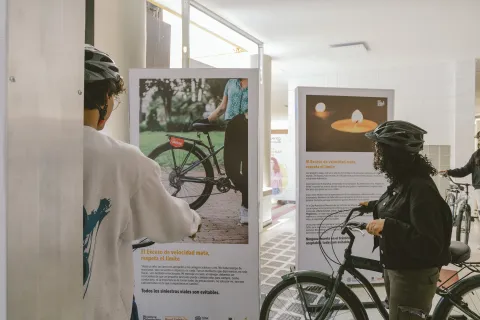 bicilasallistas miran exposición