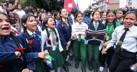 Estudiantes en uniforme marchan en Nepal - Getty Images