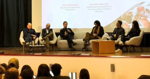 Panelistas en el Teatro Chapinero