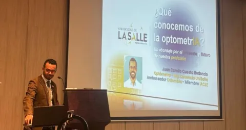 Profesor Juan Camilo Cuesta Redondo, presentando las tecnologías emergentes en salud visual y ocular