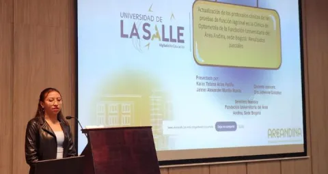 Karen Tatiana Arias, representante de la Fundación Universitaria del Área Andina, tutoriada por nuestra docente de especialización en Ortóptica y Terapia Visual, Johanna González Bermúdez