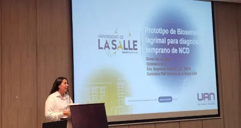 Profesora Diana Correa, presentando sus avances parciales de investigación, entorno a un biosensor lagrimal