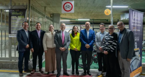 Funcionarios de La Salle con el sello gold