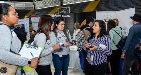 Egresados aplicando a vacantes de empleo con La Universidad de La Salle.