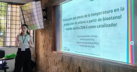 Estudiante exponiendo 