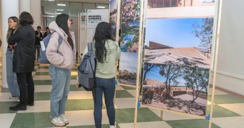 Estudiantes en exposición de arte