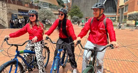 Estudiantes en bicicleta