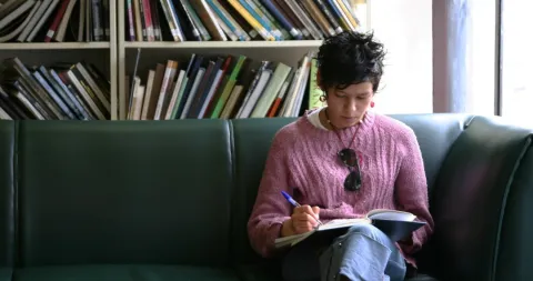 Estudiante en la biblioteca