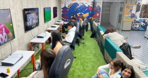 Estudiantes en un momento de diversión en la sala CReE