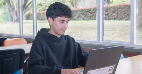 Estudiante en computador