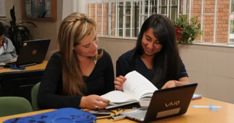 Estudiantes en biblioteca