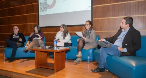 Panel de expertos en auditorio