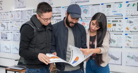 Estudiantes leyendo sus proyectos