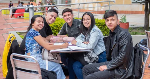Estudiantes en el campus