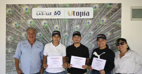 Estudiantes de Ingeniería Agropecuaria de Utopía