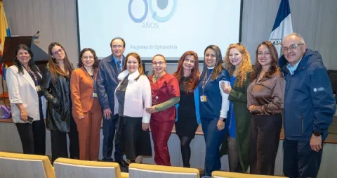 Directivos y participantes de la charla