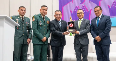 Hermano rector de Unisalle recibiendo el galardón