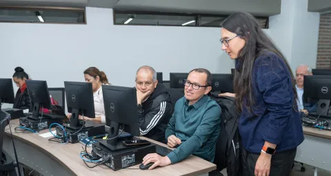 Profesora explicando en clase