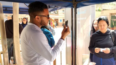 Nuestro estudiante Joshuar Garcia socializando el impacto negativo de los dispositivos electrónicos hacia la superficie ocular.