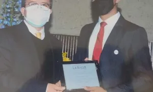 Estudiante Juan Carlos Abril recibe placa por mejor promedio de Contaduría Pública