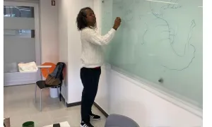 Profesor invitado imparte taller sobre interculturalidad, escuela, lenguaje y ancestralidad