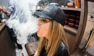 Cuidado: los vapeadores sí tienen riesgo para la salud