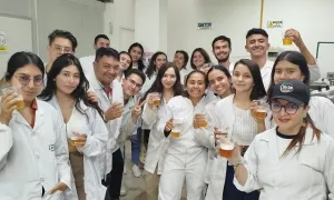 Visita del curso de Industria cervecera a la planta de la microcervecería Terra Cruz