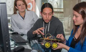 HackTech Unisalle: Impulsando la innovación y la creatividad en programación y robótica 