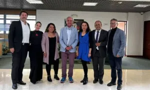 Profesor Oscar Maureira Universidad Silva Henríquez de Chile junto al equipo de Unisalle