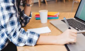 Navegando hacia el éxito: Aspectos clave para estudiar en modalidad virtual y a distancia