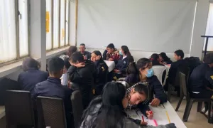 Grupo de estudiantes de colegio en un salon de clases
