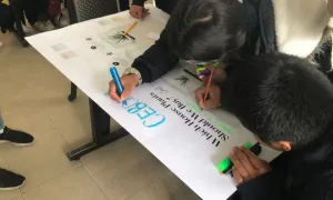 Estudiantes elaborando un cartel