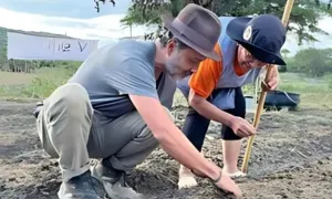 Dos personas trabajando en el campo