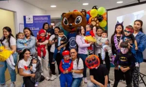 Asistentes al lanzamiento con Juana