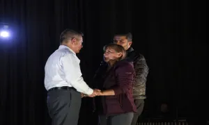 Dos personas estrechando sus manos en el diálogo de paz