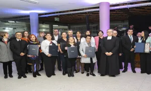 Funcionarios de la Salle recibiendo su diploma