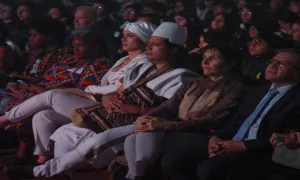 Personas y exponentes mirando las obras de teatro