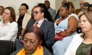 Personas escuchando la conferencia del Ministerio de Justicia