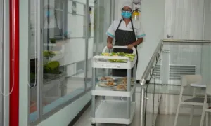 mujer empujando carrito de comida