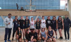 Equipo femenino de baloncesto y sus entrenadores.