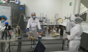 Realizando ensayos en el laboratorio del semillero