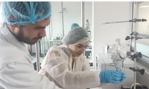Trabajo en equipo en el laboratorio: Ciencia en acción.