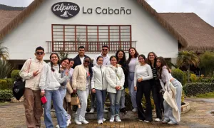 Grupo de estudiantes y docente